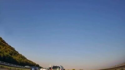 Bursa'da seyir halindeki hafif ticari araç, trafiğin aniden yavaşlaması üzerine