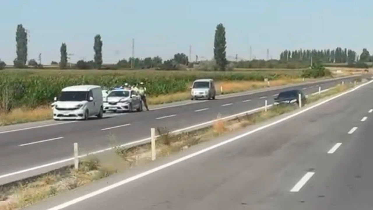 Niğde-Altunhisar kara yolu üzerinde sürücüsünün direksiyon hakimiyetini kaybettiği otomobil, yol