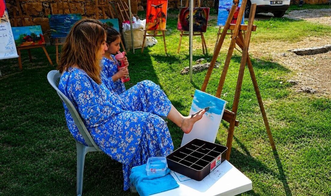 Antalya'da sergi açan Ressam Ayşe Işık'ın ayaklarıyla yaptığı resimler Almanya