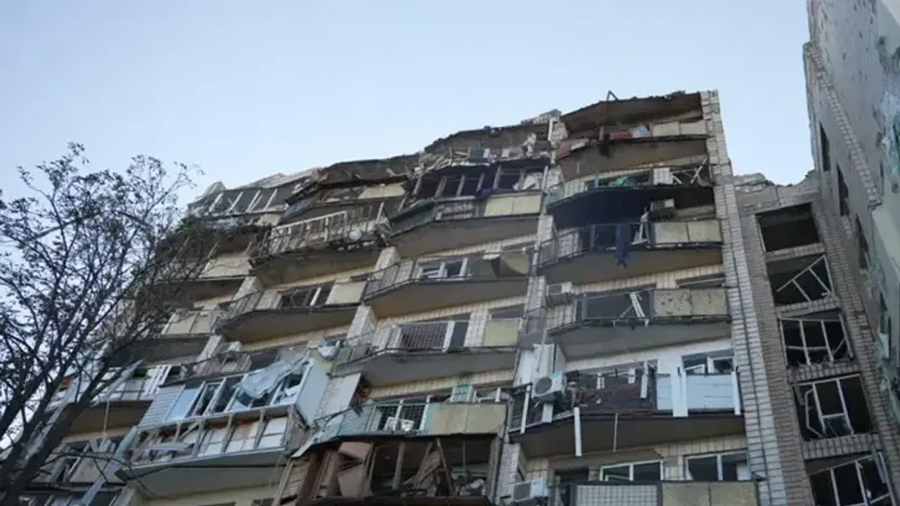 Ukrayna'nın başkenti Kiev'e düzenlenen füze saldırısında 15 kişinin hayatını kaybettiği,