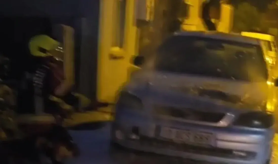 Balıkesir'in Sındırgı ilçesinde bir otomobilde yangın çıktı. Yangın nedeniyle araçta