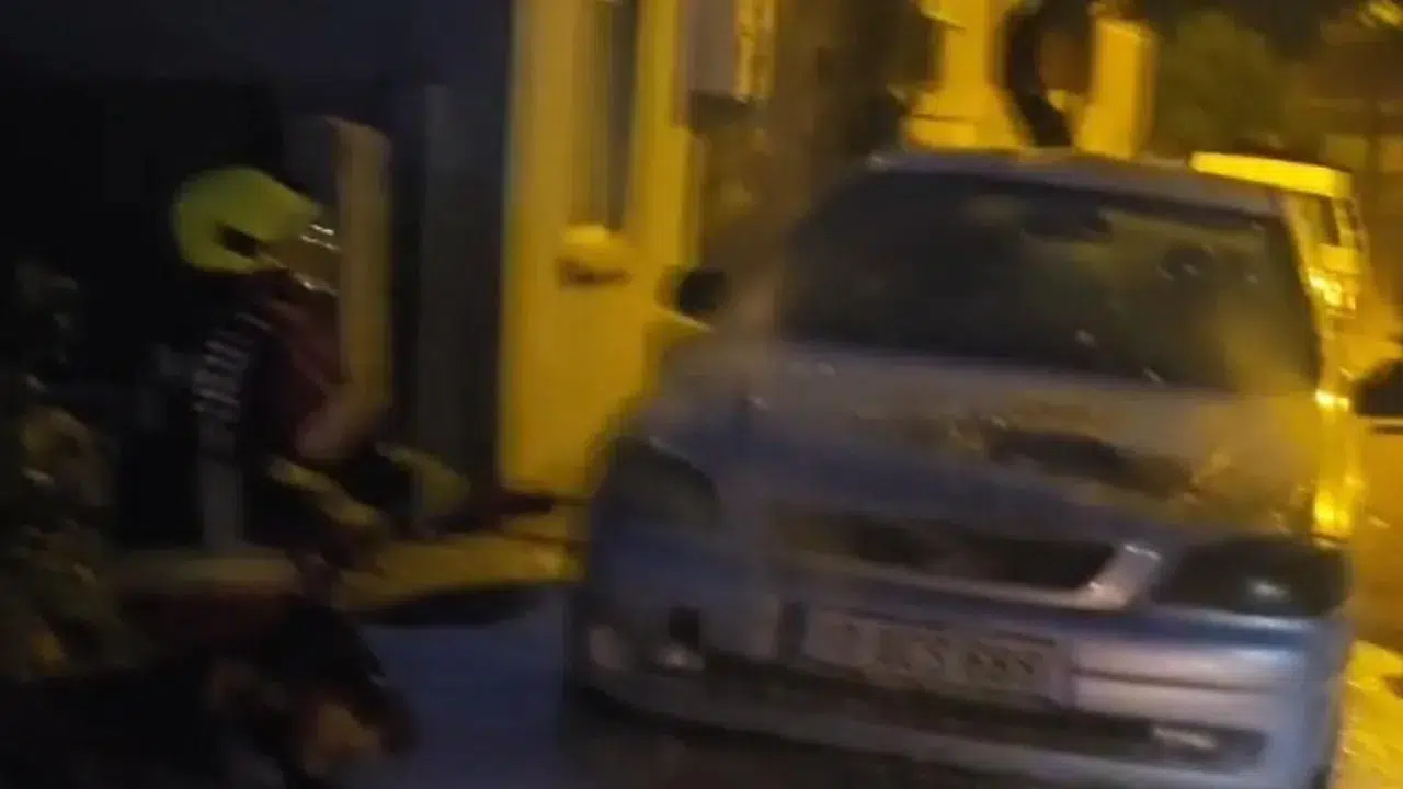 Balıkesir'in Sındırgı ilçesinde bir otomobilde yangın çıktı. Yangın nedeniyle araçta