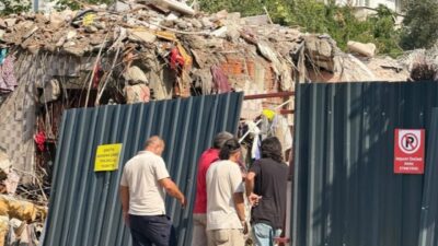 Kocaeli'nin İzmit ilçesinde gece saatlerinde binalarından gelen çatırdama sesleriyle uyanan