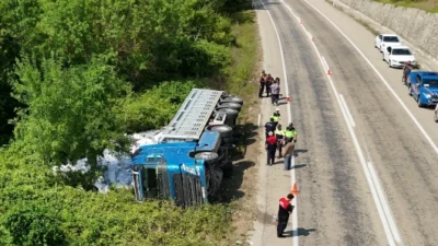 Sinop-Erfelek kara yolunda virajı alamayan un yüklü tırın devrilmesi sonucu