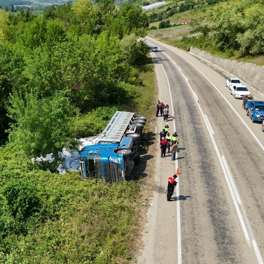 Sinop-Erfelek kara yolunda virajı alamayan un yüklü tırın devrilmesi sonucu