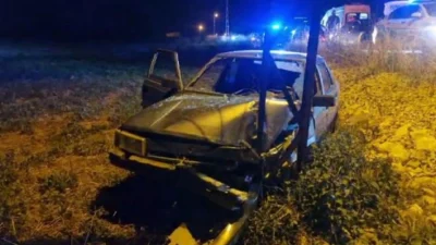 Çorum’un Alaca ilçesinde kontrolden çıkan otomobil elektrik direğine çarparak tarlaya