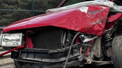 Sakarya’nın Sapanca ilçesinde hafif ticari araç ile otomobilin kafa kafaya