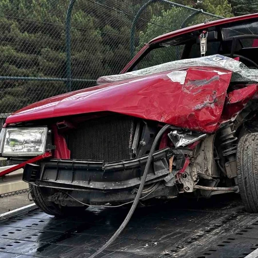 Sakarya’nın Sapanca ilçesinde hafif ticari araç ile otomobilin kafa kafaya