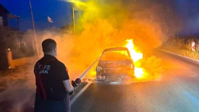 Edirne’nin Keşan ilçesinde seyir halindeki otomobilin motor kısmında yangın çıktı.