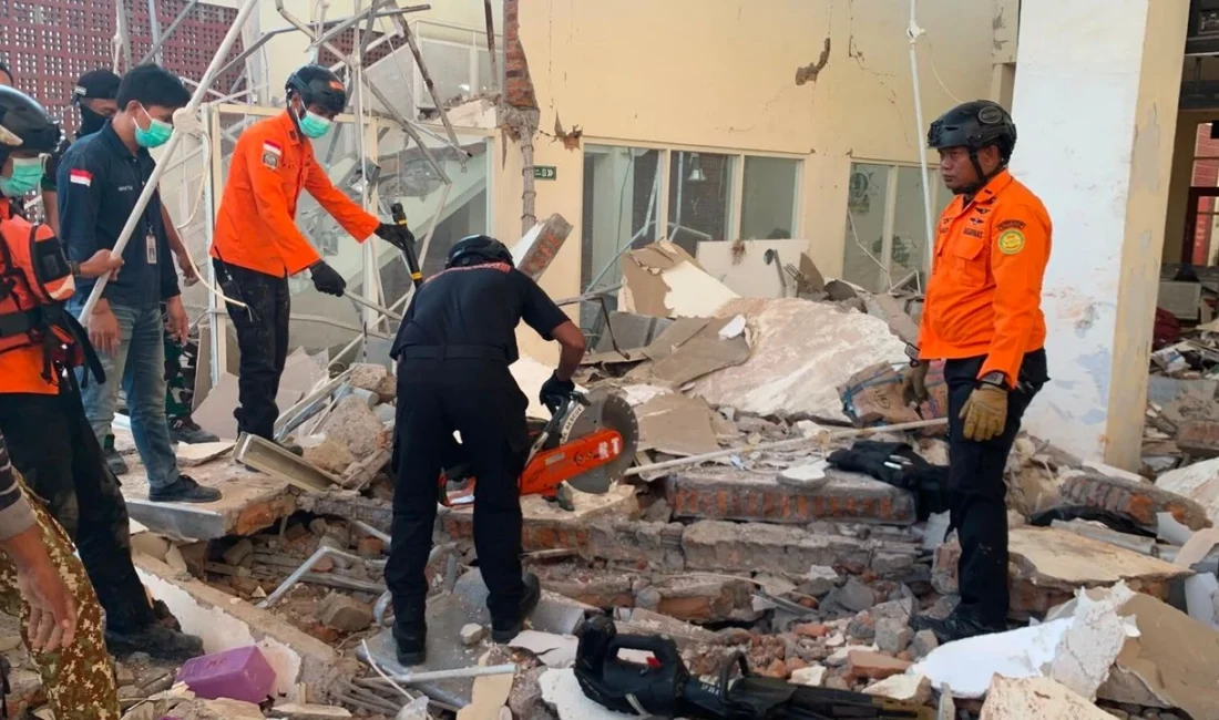 Endonezya’nın doğusunda meydana gelen 7.7 büyüklüğündeki depremde ilk belirlemelere göre