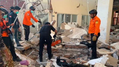 Endonezya’nın doğusunda meydana gelen 7.7 büyüklüğündeki depremde ilk belirlemelere göre