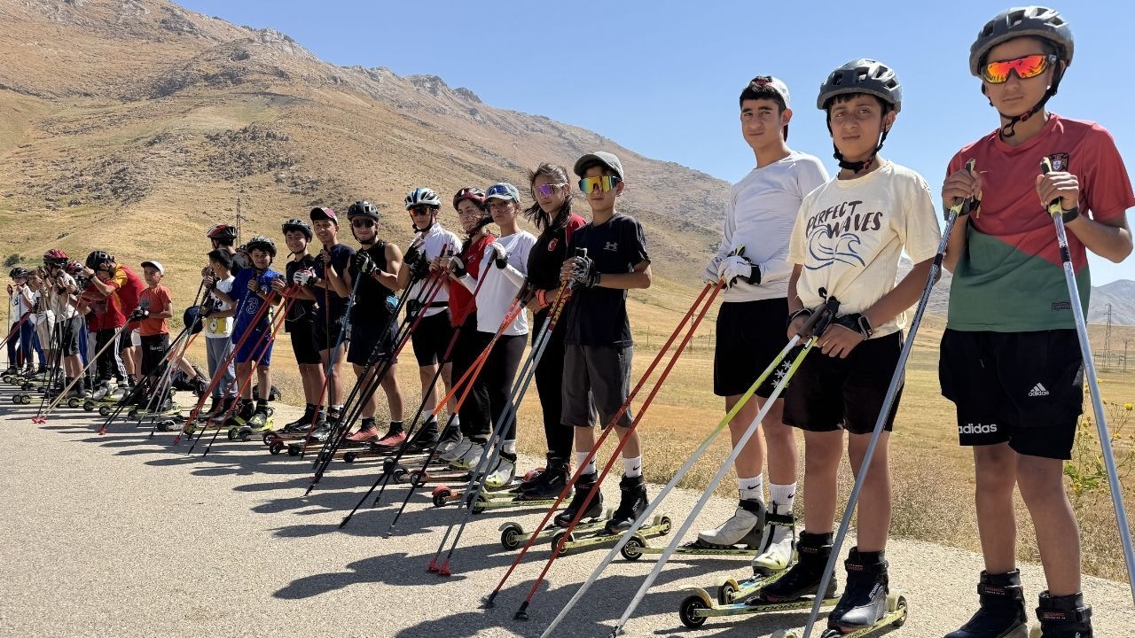Hakkari’nin Yüksekova ilçesinde kayaklı koşu ve biatlon branşlarında mücadele eden