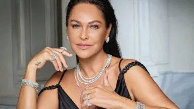 Ayvalık'ta tatilini sürdüren Hülya Avşar, bu kez bikinili paylaşımlarıyla değil,