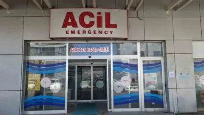 Adıyaman'ın Gölbaşı ilçesinde sürücüsünün direksiyon hakimiyetini kaybettiği motosiklet takla attı.