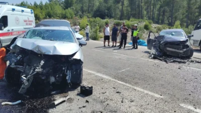 İki otomobilin çarpıştığı trafik kazasında 4 kişi yaralandı. Hastaneye kaldırılan