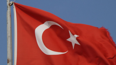 Burdur'da yamaç paraşütçülerinin kullandığı Avşar Tepe'deki 20 metrelik direğe asılı