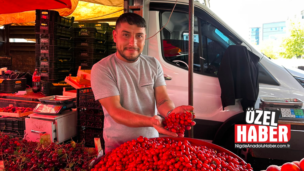 Niğde’de yaz mevsiminin sevilen meyvelerinden kızılcık, pazar tezgahlarında yerini aldı.
