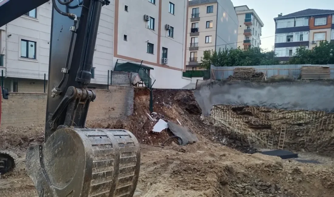 Çekmeköy’de temel kazısı yapılan inşaatın istinat duvarı çöktü. Tedbir amacıyla