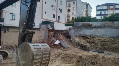 Çekmeköy’de temel kazısı yapılan inşaatın istinat duvarı çöktü. Tedbir amacıyla