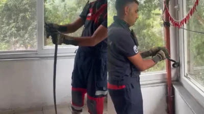 Hatay'ın Dörtyol ilçesine bir evin penceresine yılan sıkıştı. Bölgeye sevk