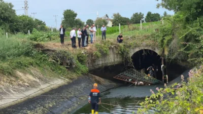 Samsun'un Bafra ilçesinde belirlenemeyen nedenle kontrolden çıkan otomobil sulama kanalına