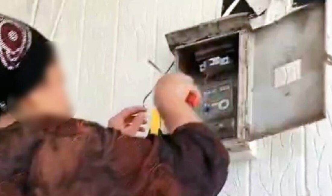 Şanlıurfa’nın Eyyübiye ilçesinde kaçak elektrik denetimi sırasında bir kadının sayaca