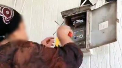Şanlıurfa’nın Eyyübiye ilçesinde kaçak elektrik denetimi sırasında bir kadının sayaca