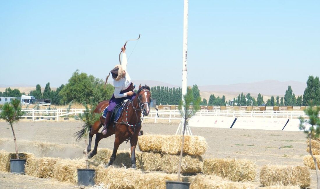Malazgirt Zaferi’nin yıl dönümü etkinlikleri kapsamında nefes kesen Atlı Okçuluk