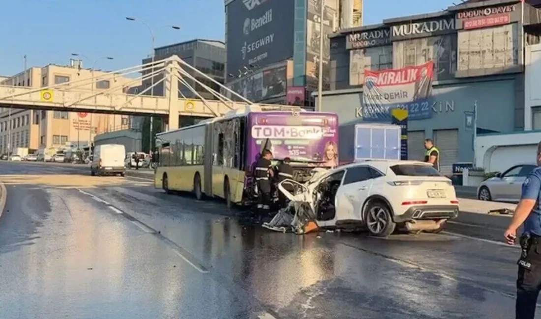 İstanbul Küçükçekmece'de İETT otobüsüne arkadan çarpan otomobildeki 3 kişi yaşamını