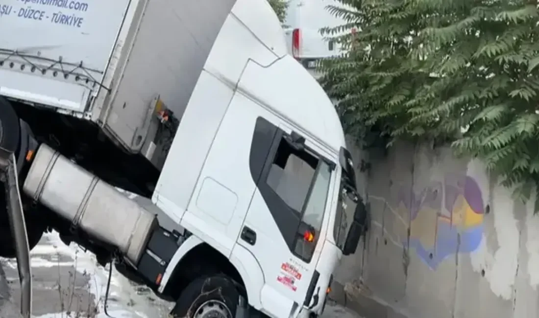 Esenler’de kumaş yüklü TIR, bariyerlere çarparak dere yatağına düştü. Kaza