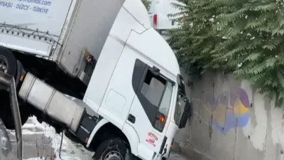 Esenler’de kumaş yüklü TIR, bariyerlere çarparak dere yatağına düştü. Kaza