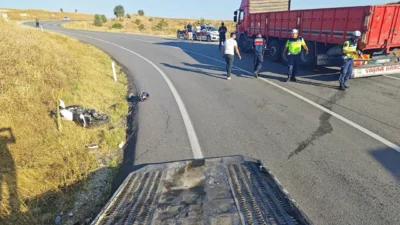 Isparta’nın Yalvaç ilçesinde motosiklet ile yük kamyonu arasında trafik kazası