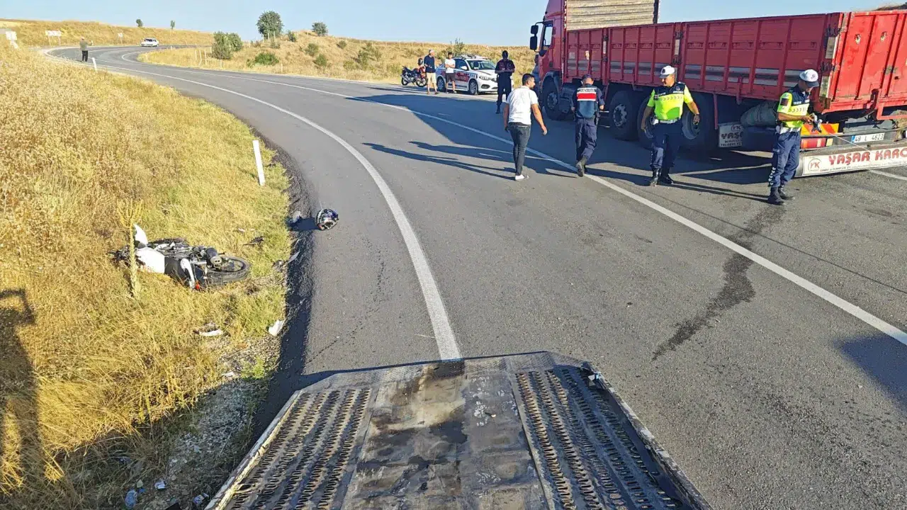 Isparta’nın Yalvaç ilçesinde motosiklet ile yük kamyonu arasında trafik kazası