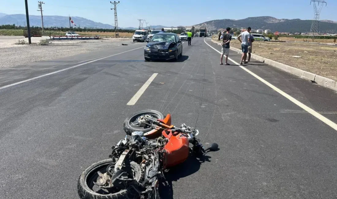 Burdur’un Tefenni ilçesinde otomobille ile motosiklet çarpışması sonucu meydana gelen