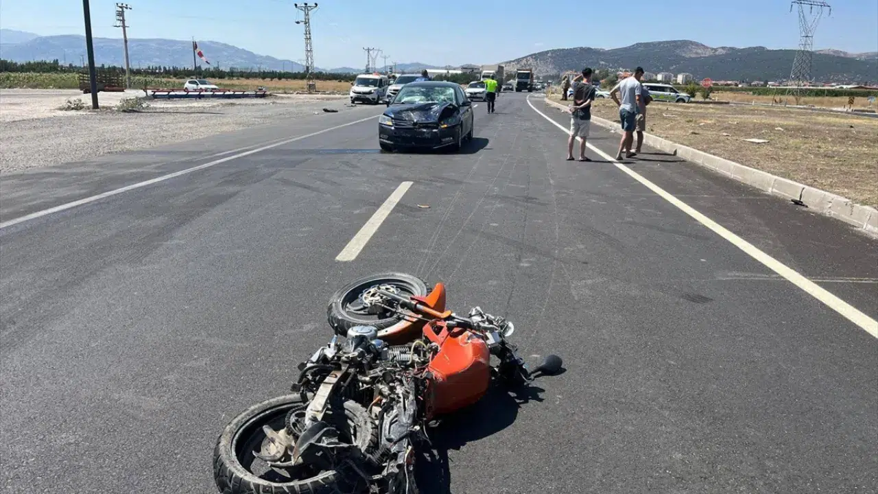 Burdur’un Tefenni ilçesinde otomobille ile motosiklet çarpışması sonucu meydana gelen