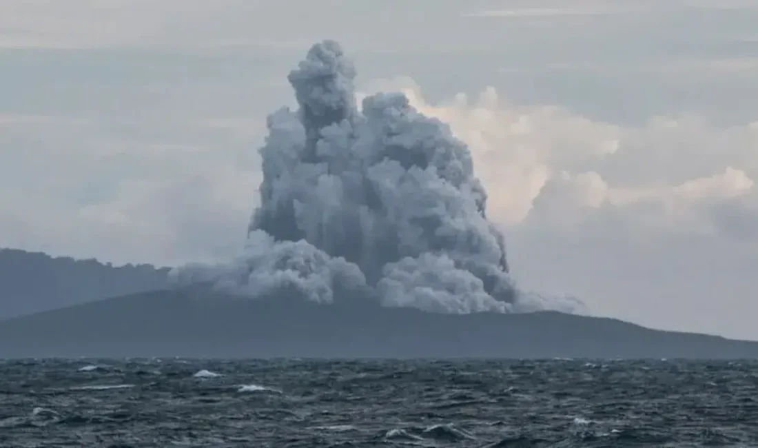 Endonezya'nın Anak Krakatau Yanardağı'nda meydana gelen 4 ayrı patlamanın ardından