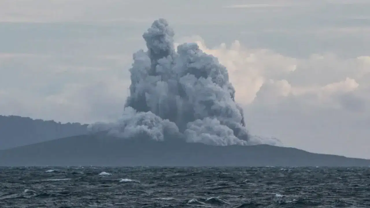 Endonezya'nın Anak Krakatau Yanardağı'nda meydana gelen 4 ayrı patlamanın ardından