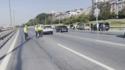 Sultangazi TEM Otoyolu’nda 10 aracın karıştığı zincirleme kaza meydana geldi.