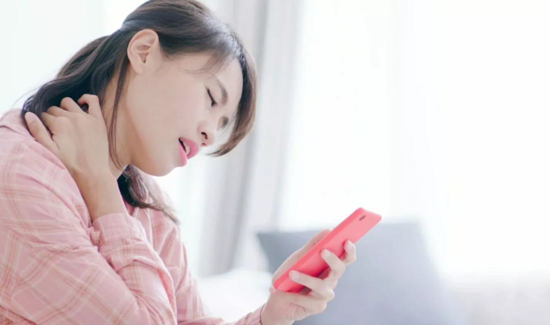 Günlük hayatın vazgeçilmezi haline gelen cep telefonları, yanlış kullanıldığında boyun