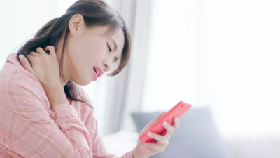 Günlük hayatın vazgeçilmezi haline gelen cep telefonları, yanlış kullanıldığında boyun