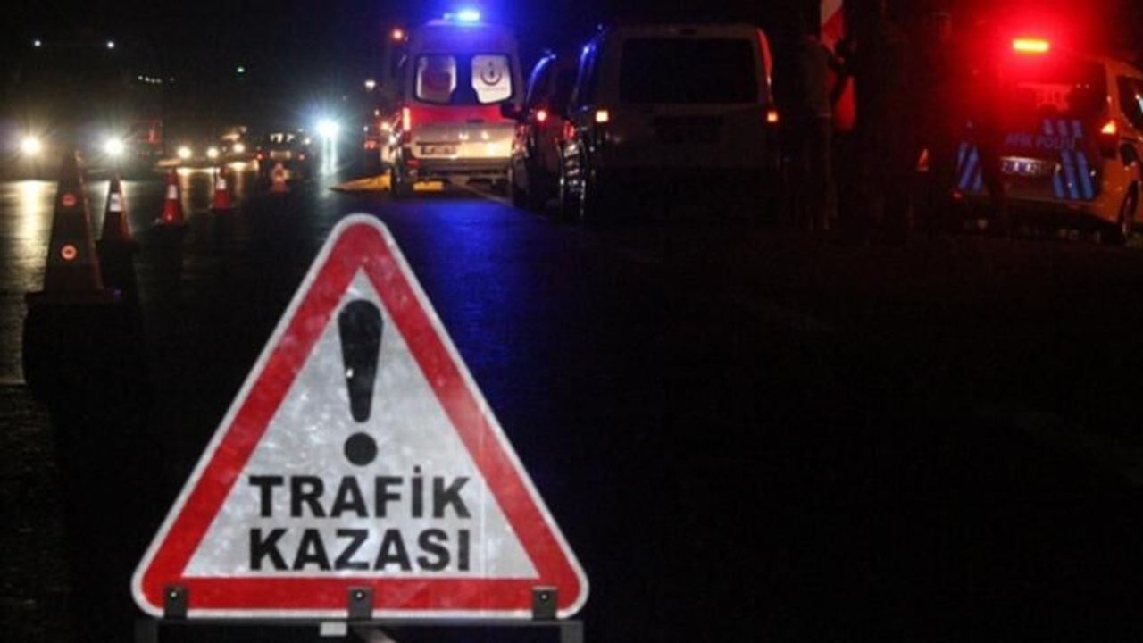D-100 Karayolu Büyükçekmece mevkiinde kontrolden çıkan otomobil, durağa yanaşan İETT