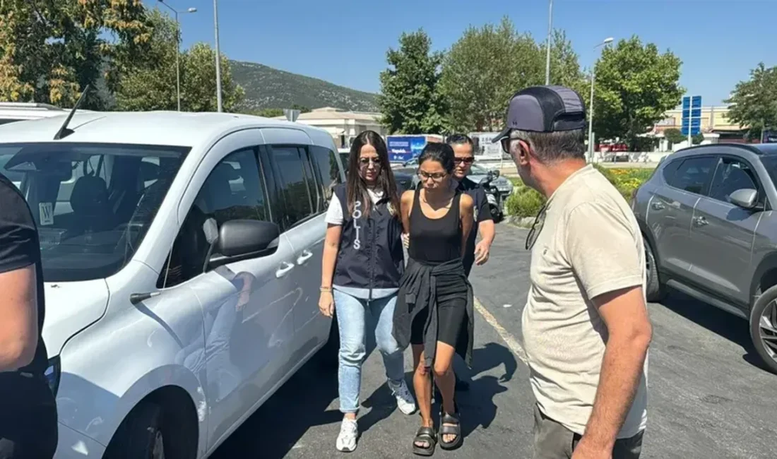 Muğla'nın Menteşe ilçesinde bir mağazada asılı duran Türk bayrağını ateşe