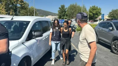 Muğla'nın Menteşe ilçesinde bir mağazada asılı duran Türk bayrağını ateşe