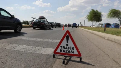 Anadolu Otoyolu'nun Bolu Dağı Tüneli kesiminde bir motosiklet kamyona arkadan