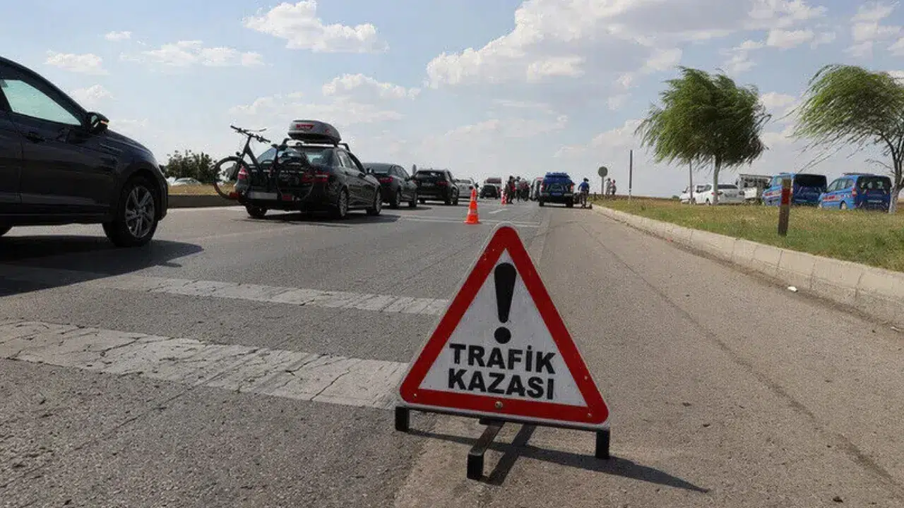 Anadolu Otoyolu'nun Bolu Dağı Tüneli kesiminde bir motosiklet kamyona arkadan
