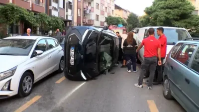 Ümraniye'de sürücüsünün direksiyon hakimiyetini kaybettiği otomobil, park halindeki 3 araca