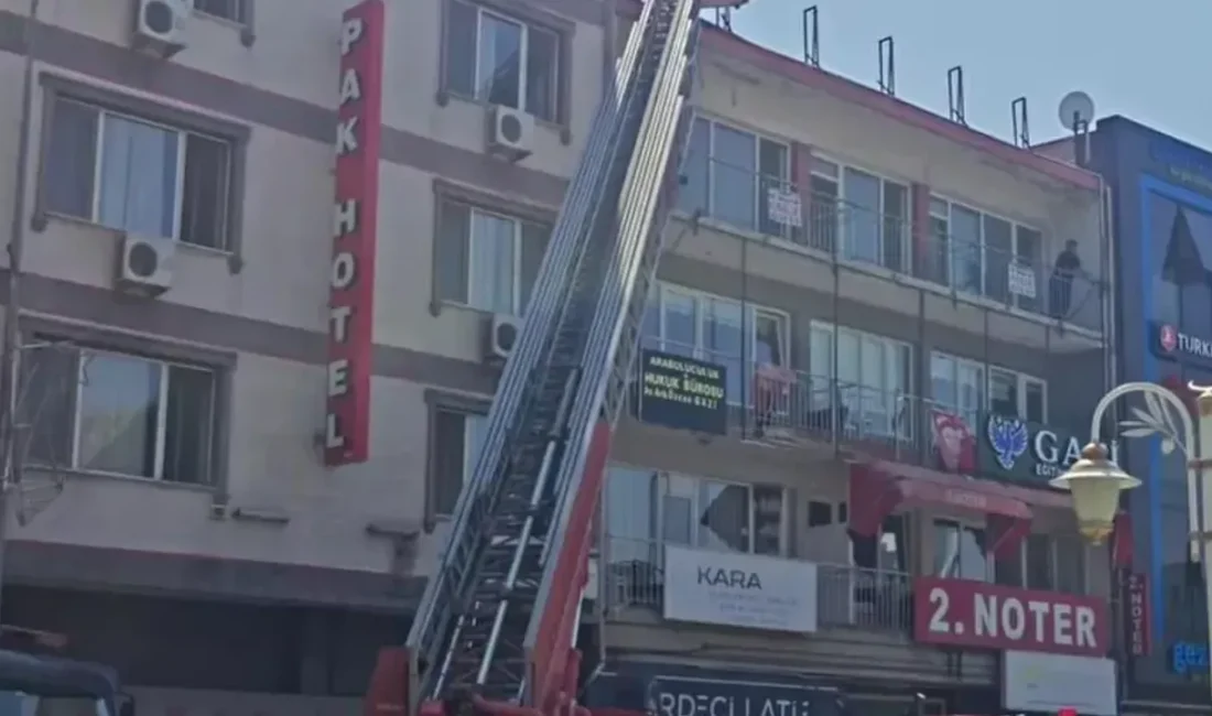 Bursa'nın Gemlik ilçesinde bir pasajın çatı katında yangın çıktı. Ekiplerin