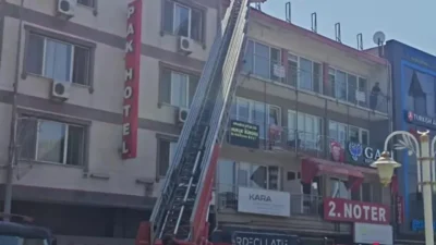 Bursa'nın Gemlik ilçesinde bir pasajın çatı katında yangın çıktı. Ekiplerin