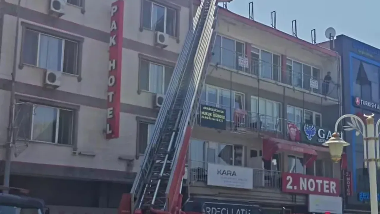 Bursa'nın Gemlik ilçesinde bir pasajın çatı katında yangın çıktı. Ekiplerin
