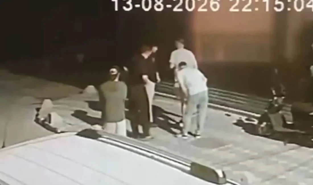 Zeytinburnu’nda sokakta yürüyen kişinin önünü kalabalık grup kesti. Şüphelilerden biri